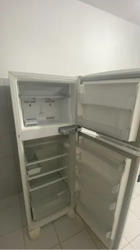 Geladeira Frost free BRM39, tem negociação de preço. Acompanha transformador para 220v