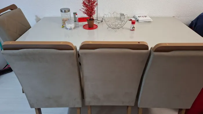 Mesa 6 cadeiras MDF tampo de vidro.