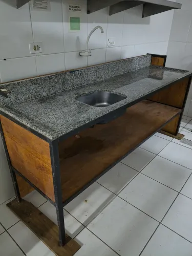 Bancada de Bar ou cozinha, tampo de mármore,pia de inox Frank, estrutura de cantoneira.