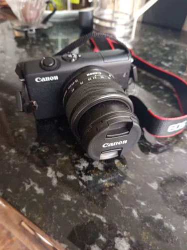 Canon EOS M200