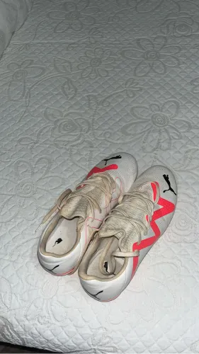 Vendo chuteira de cravo, tamanho 39, usei poucas vezes.