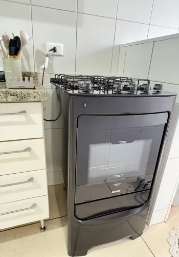 Fogão Consul 4 bocas com mesa de vidro. Convertido para Gás encanado .