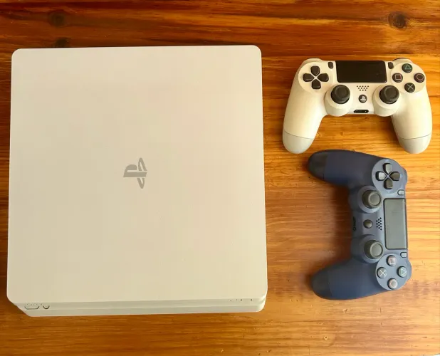 PS4 Slim Branco 500 Gb + 2 controles + 5 jogos - Kit Completo