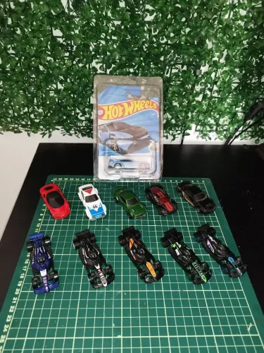 Lote Hot Wheels (Ferrari, Skyline, Velozes e Furiosos, Simpsons, Fórmula 1)
