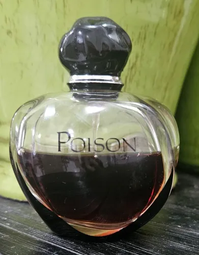 Poison Girl Dior  EDP 100ml Volumetria conforme a foto. 