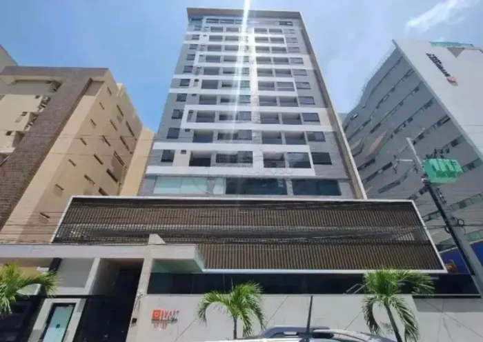 Alugo excelente apartamento semimobiliado na Ponta Verde, a apenas 50 metros da praia!