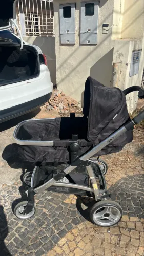 Carrinho de bebê com bebê conforto