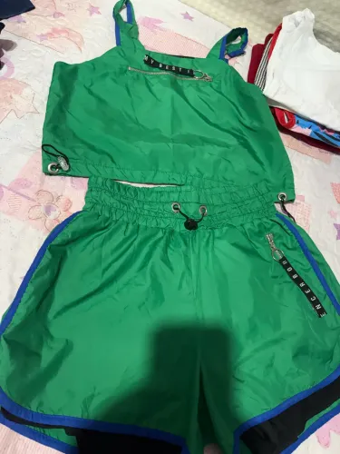 Lotinho de 30 peças para juvenil tamanhos P e calçados 33/34