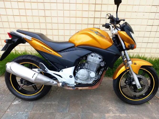 CB 300R - SEGUNDO DONO - MUITO NOVA