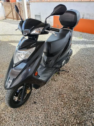 Moto Suzuki Lindy