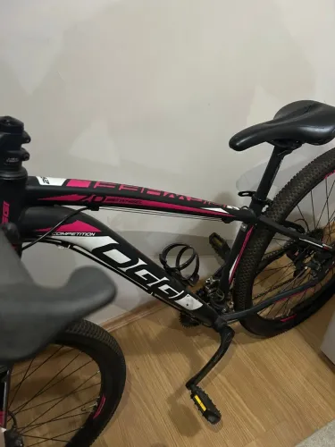 Bicicleta Oggi Preta