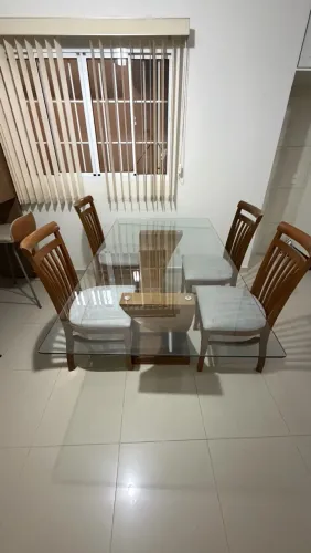 Mesa de jantar com 4 cadeiras