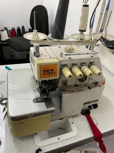 Máquina de costura Interlock Siruba 757e