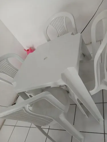 Vendo mesa de plástico com 4 cadeiras