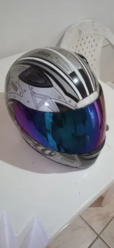Lindo Capacete tamanho 60 Conservado