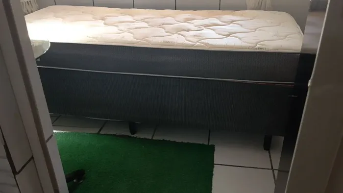 Cama solteiro com base em perfeito estado