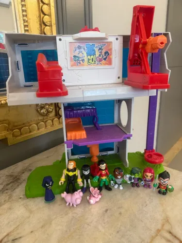 Torre jovens Titãs com personagens