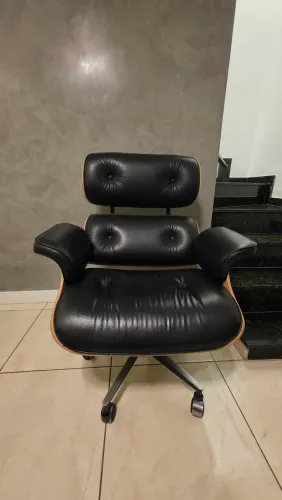 Poltrona em Couro Charles Eames