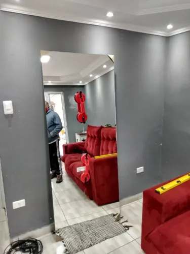 INSTALAÇÃO DE ESPELHOS .