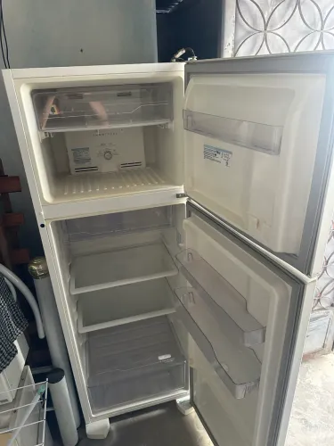 Geladeira fostfree semi nova 