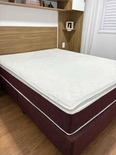 Cama queen com colchão