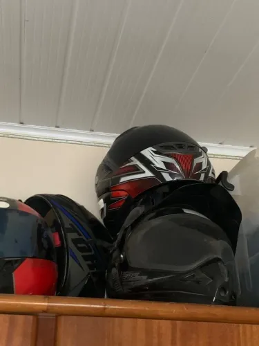 3 capacetes usados, Yohe, EBF e Pro Tork.