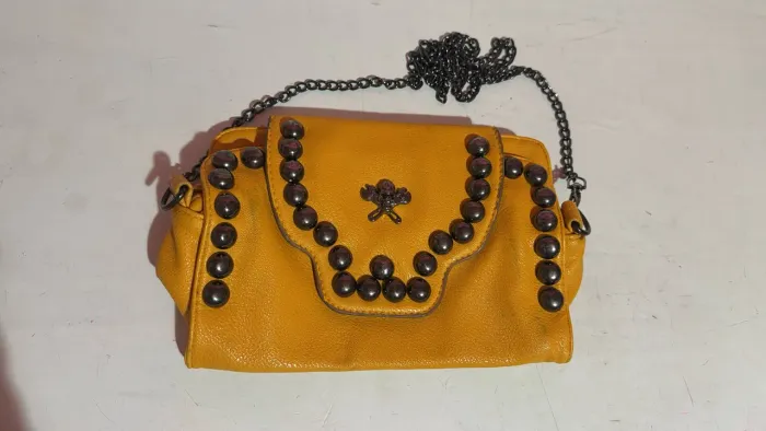 Bolsa Pequena Laranja com Corrente e Detalhe de Caveira