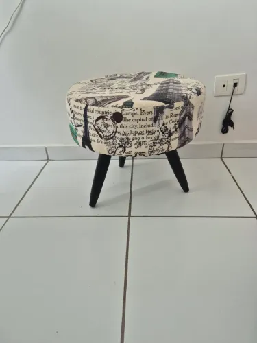 Banquete baixa estofada com 3 pés em madeira maciça