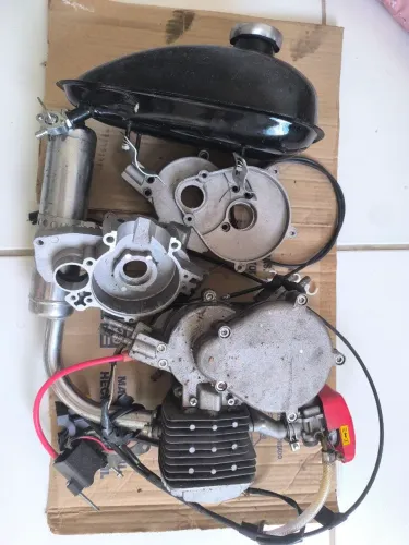 Motor 80cc para retirada de peças, Somente a carcaça e cabeçote estão ruins.