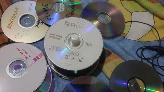 Lote com 100 cd's e dvd's para artesanato