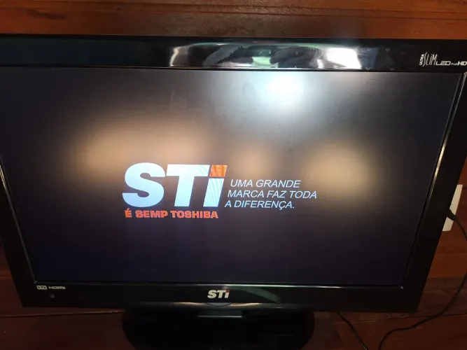TV LED 24" Semp Toshiba Full HD - HDMI / USB / VGA com Controle