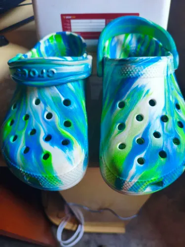 Crocs Infantil marmorizado 35