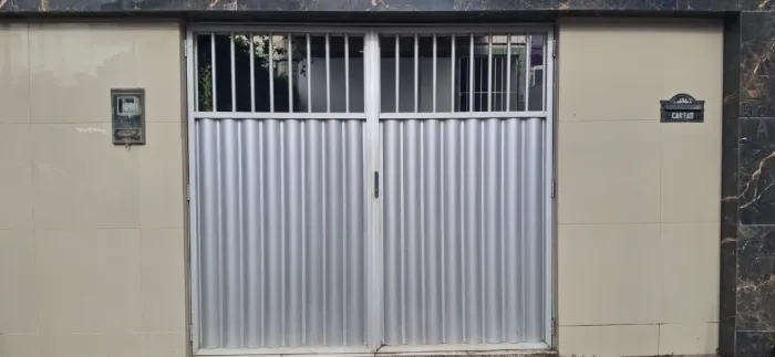 Casa grande no Cordeiro para aluguel, 3 quartos, sendo 1 suíte. Telefone: *