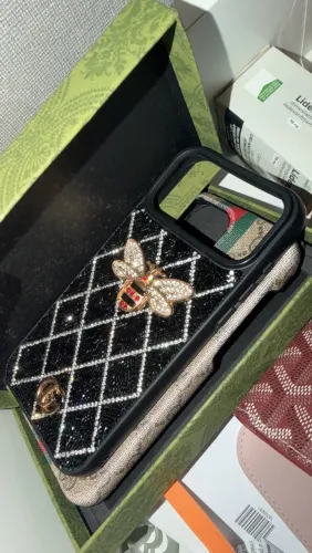 oportunidade achado!! 2 peças valor nem de uma Capa celular GUCCI iPhone 17 pro Max nova
