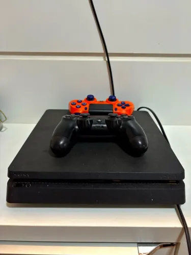 PS4 SLIM 1TB + 2 CONTROLES + 13 JOGOS MÍDIA FÍSICA