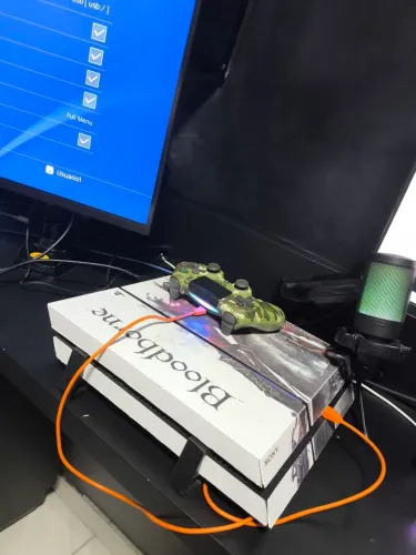 Vendo PS4 Fat destravado, funcionando perfeitamente.