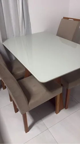 Vende-se Mesa de Jantar com 4 cadeiras