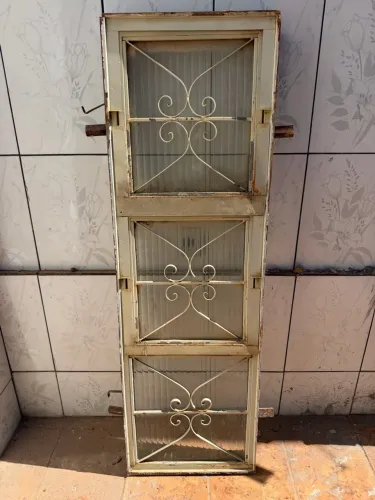 Janela basculante em metalon e vidro canelado 152x49