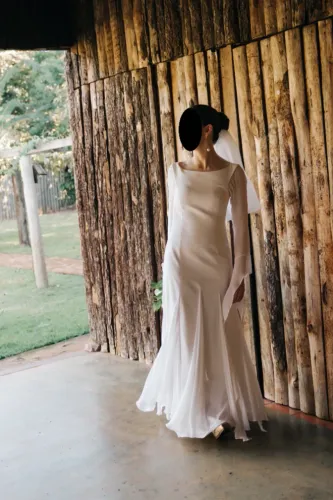 Vestido de noiva minimalista em crepe de seda pura - off white. Incluso véu curto