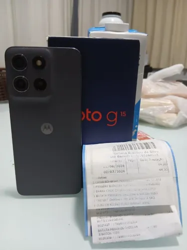 Moto G15 acompanha caixa e nota fiscal e carregador original.