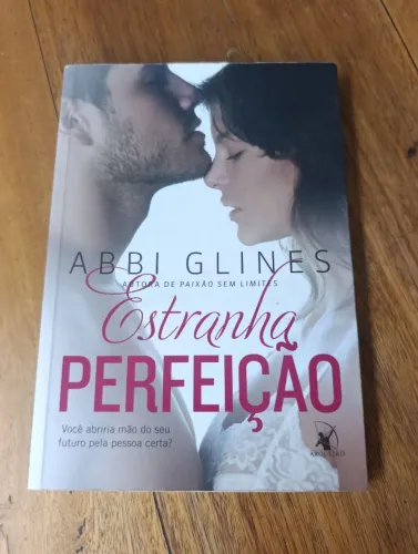 LIVRO ESTRANHA PERFEIÇÃO ABBI GLINES AUTORA DE PAIXÃO SEM LIMITES. EDITORA ARQUEIRO