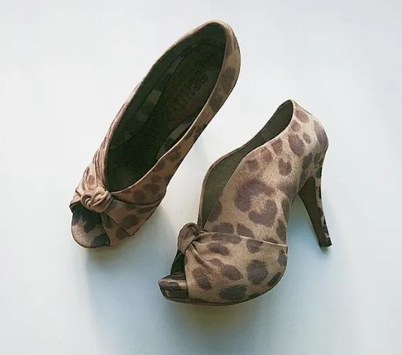 Sapato com estampa de animal print, leopardo, da schutz