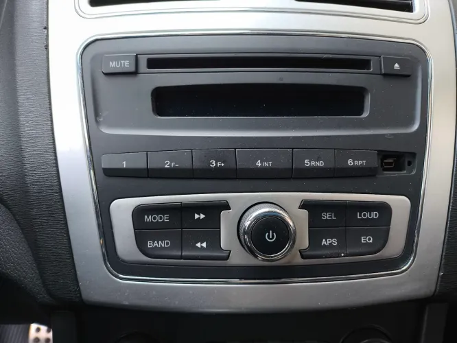 JAC J5 , rádio original.
