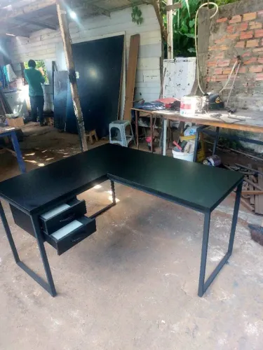 Mesa em L estilo industrial