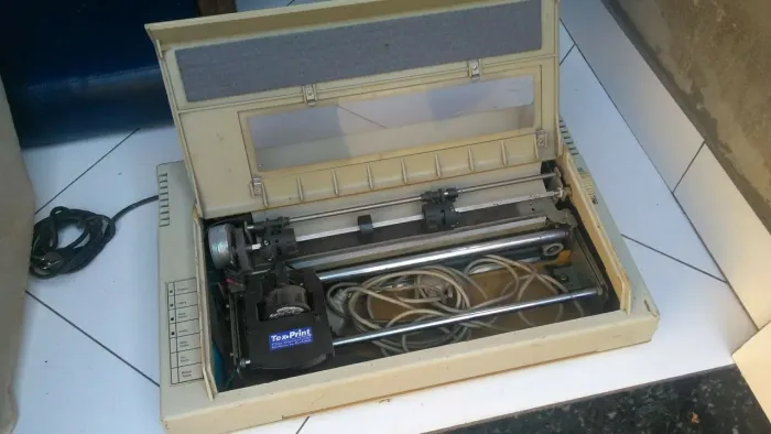 Máquina de escrever elétrica e impressora modelo antigo.