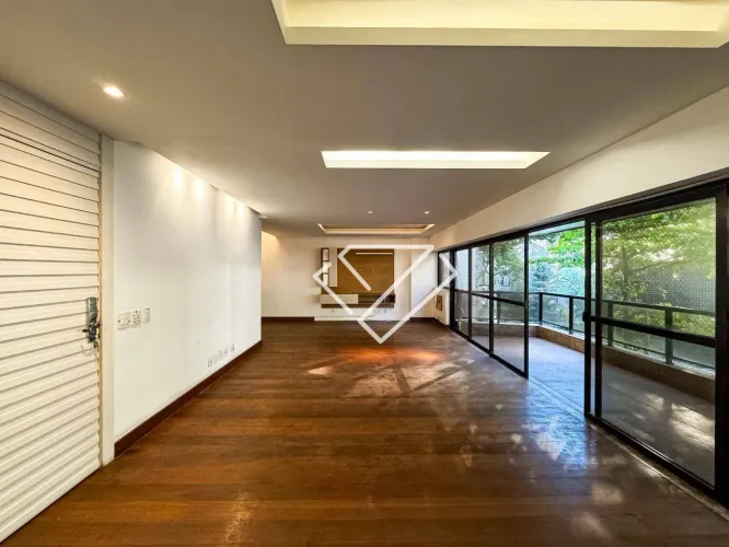 Apartamento original 4 quartos, revertido para 3, na quadra da praia, à venda, Leblon - Ri