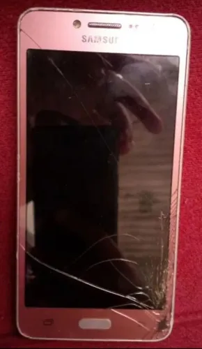 Celular com defeito retirada de peças