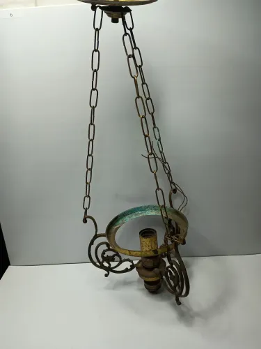 Luminária Antiga de Teto com Detalhes Ornamentais
