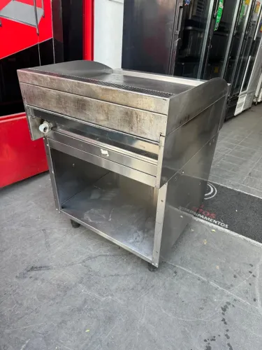 VENDO UMA CHAPA A GÁS MACOM COM A BASE