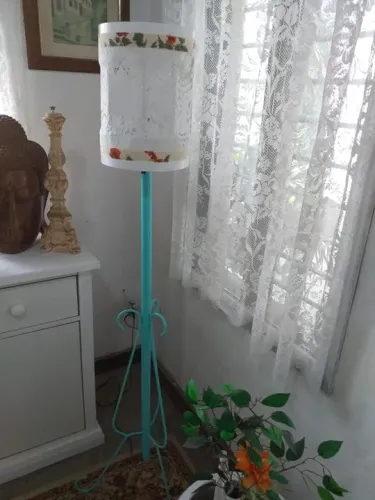 Abajur de chão vintage com cúpula de renda 